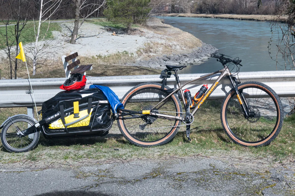 Vélo de voyage chargé, le long d'une route côtière de l'Adriatique